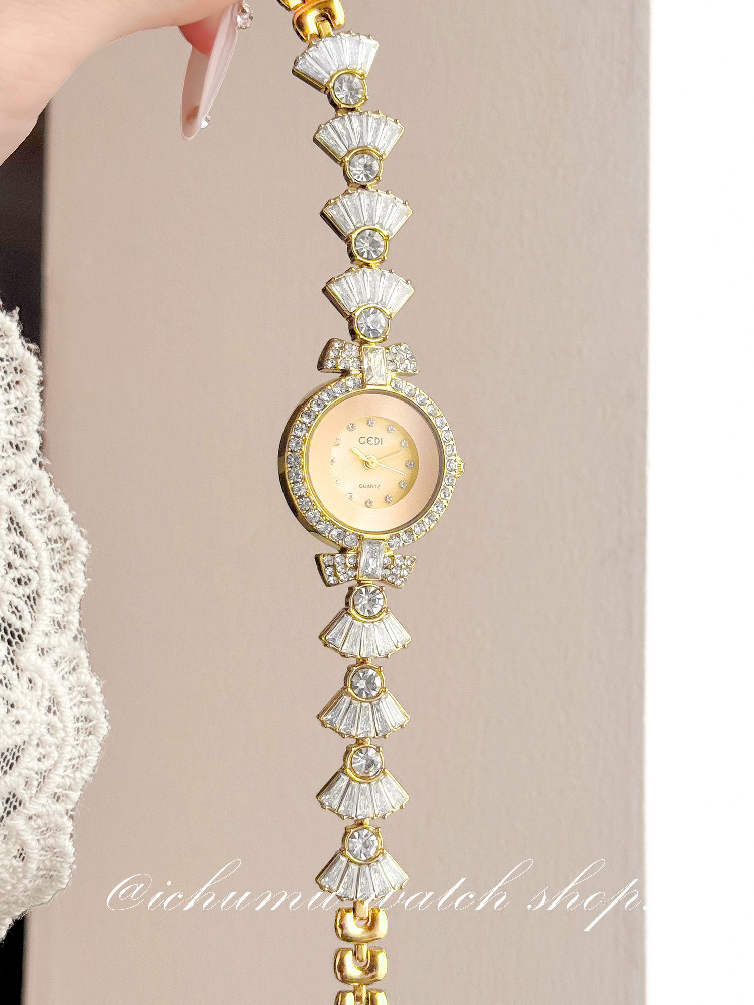 Luxury Watch - นาฬิกาข้อมือผู้หญิง Mermaid ดีไซน์หรูหรา ประดับเพชร สายแบบกำไล นาฬิกาควอตซ์