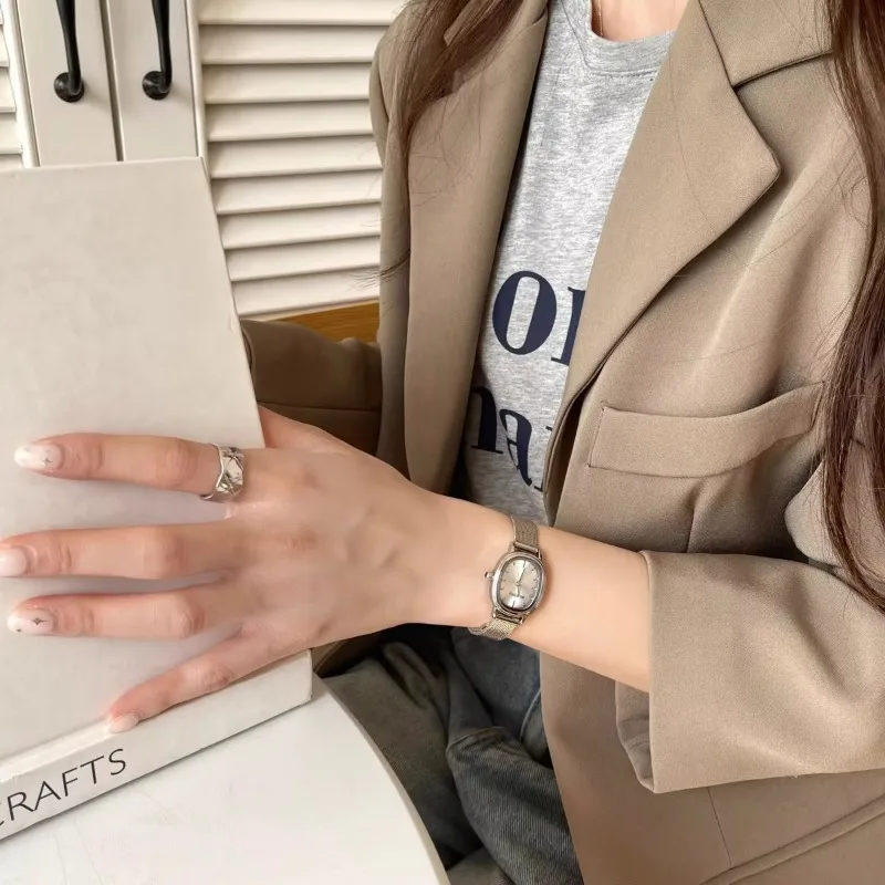 รูปไข่ขนาดเล็ก Dial สีเขียวนาฬ - Quiet Luxury Watch บทวิจารณ์และราคา