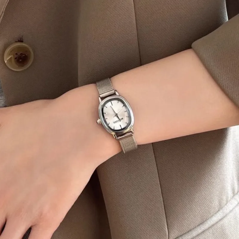 รูปไข่ขนาดเล็ก Dial สีเขียวนาฬ - Quiet Luxury Watch บทวิจารณ์และราคา